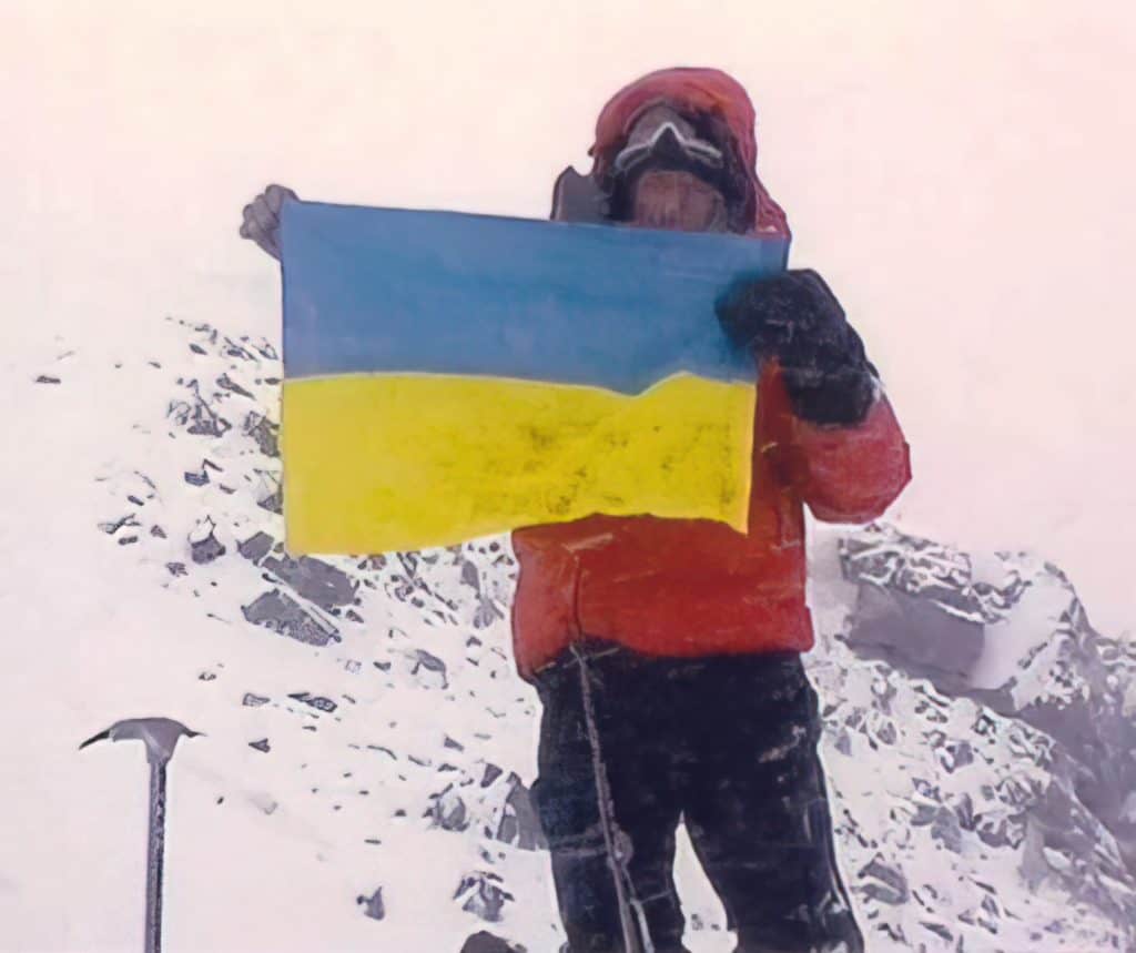 Vasily Kopytko holding the Ukrainian flag on the summit of Everest, May 8, 1999.